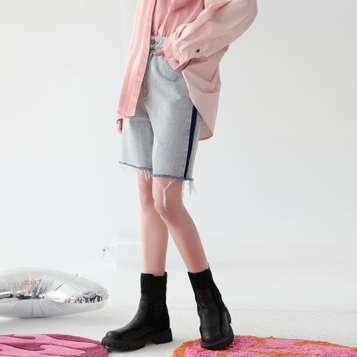 谜底牛仔短裤女2025春新品复古风浅色水洗棉毛边直筒裤251MK0064 商品图1