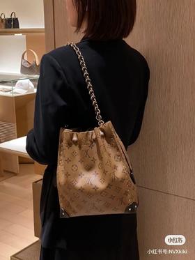 D012134一只看似中古中矩却又有点标新立异的包水桶包