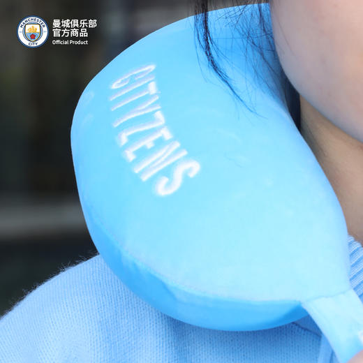 【官方正版】曼城俱乐部 | 队徽款天蓝U型枕旅行颈枕长途靠枕 商品图4