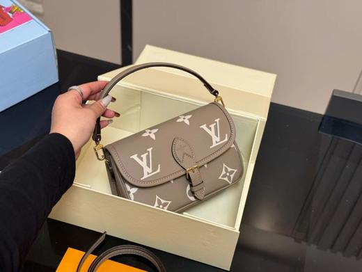 D012130手提斜挎Diane大象灰法棍迷你包 商品图7