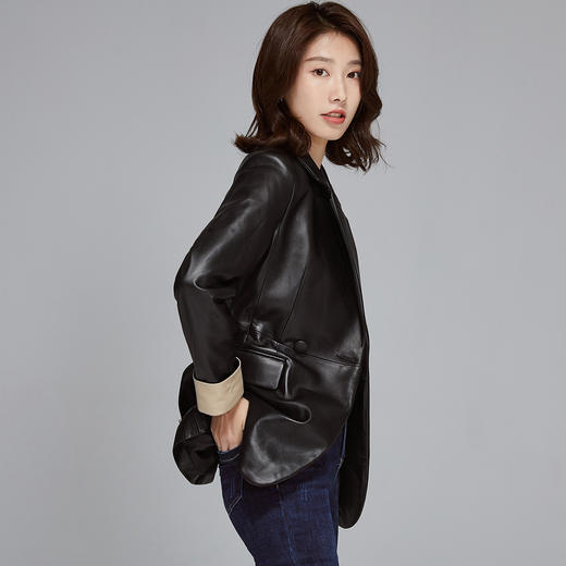 ZZ804800103 一米阳光Ameter sunlight时尚新款撞色西装领真皮皮衣三十中长款腰带显瘦绵羊皮皮草外套女 商品图2
