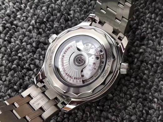 欧米茄海马300米潜水表终于面市！没错！清晰的波浪纹字面让海马300系列成为了潜水腕表中的高逼格，并附赠北约陆军用布带！ 商品图7