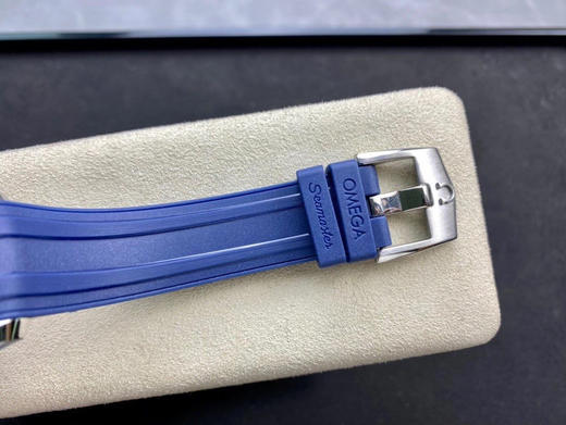 欧米茄海马300米潜水表终于面市！没错！清晰的波浪纹字面让海马300系列成为了潜水腕表中的高逼格，并附赠北约陆军用布带！ 商品图10