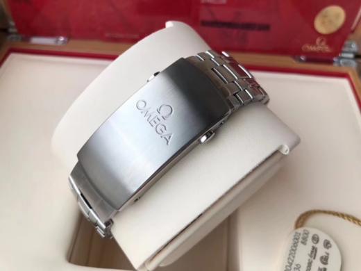 欧米茄海马300米潜水表终于面市！没错！清晰的波浪纹字面让海马300系列成为了潜水腕表中的高逼格，并附赠北约陆军用布带！ 商品图9