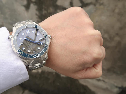 欧米茄海马300米潜水表终于面市！没错！清晰的波浪纹字面让海马300系列成为了潜水腕表中的高逼格，并附赠北约陆军用布带！ 商品图3