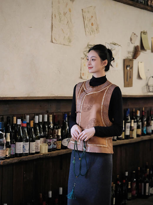 盛唐婧 |中式国风万字纹库缎琵琶襟马甲-古铜色 商品图2