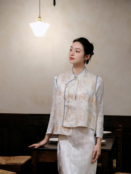 盛唐婧 |斜襟亭台楼阁山水提花马甲-米白 商品图0