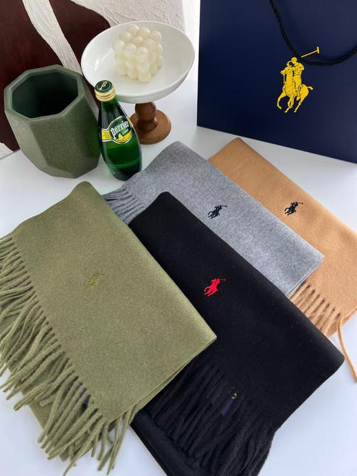 贸易公司渠道，原单正品拉夫劳伦 纯色经典羊绒围巾，小标经典纯色搭配最新彩标logo刺绣！软软的手感水波纹清晰呈现，真的是百搭，随便搭什么衣服都可以！   
十个色。规格:35×185 材料:羊毛 商品图5