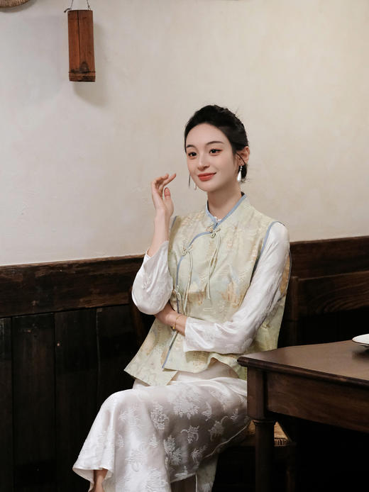 盛唐婧 |斜襟亭台楼阁山水提花马甲-淡绿 商品图4