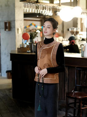 盛唐婧 |中式国风万字纹库缎琵琶襟马甲-古铜色