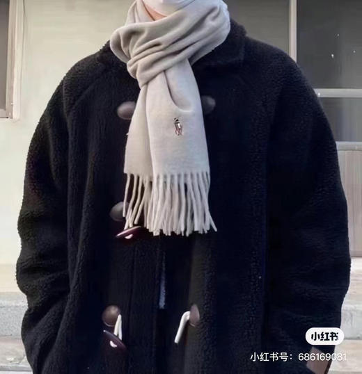 贸易公司渠道，原单正品拉夫劳伦 纯色经典羊绒围巾，小标经典纯色搭配最新彩标logo刺绣！软软的手感水波纹清晰呈现，真的是百搭，随便搭什么衣服都可以！   
十个色。规格:35×185 材料:羊毛 商品图12
