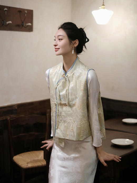 盛唐婧 |斜襟亭台楼阁山水提花马甲-淡绿 商品图2