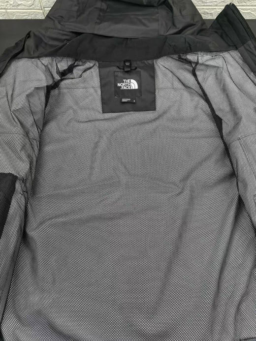 新款正品TheNorthFace北面男款 防水冲锋衣夹克户外时尚透气外套 上身舒适  产地柬埔寨  
尺码 M170码五件 商品图4