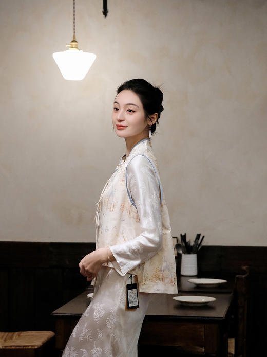 盛唐婧 |斜襟亭台楼阁山水提花马甲-米白 商品图3