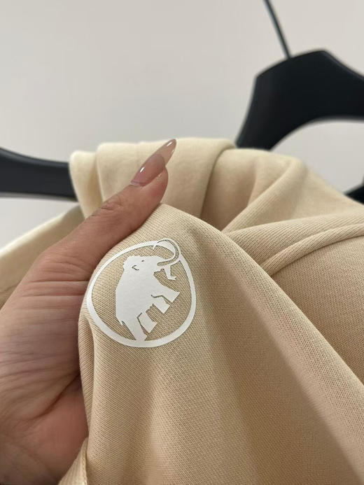 正品Mammut猛犸象男女士情侣款连帽加绒卫衣！
配色：米咖色、黑色
尺码：M-L-XL-2XL-3XL-4XL 商品图7