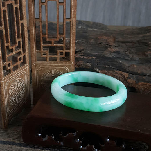 【天然正品】A货翡翠天然收藏级无纹裂糯种飘阳绿55号翡翠手镯条宽：11.4*7.5MM（皆取最大值）55号女士现售价：48800！220125XY30 商品图6