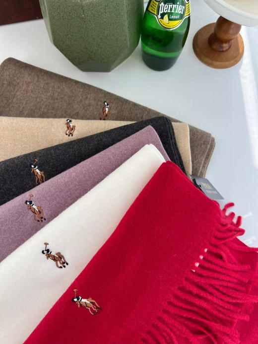 贸易公司渠道，原单正品拉夫劳伦 纯色经典羊绒围巾，小标经典纯色搭配最新彩标logo刺绣！软软的手感水波纹清晰呈现，真的是百搭，随便搭什么衣服都可以！   
十个色。规格:35×185 材料:羊毛 商品图3