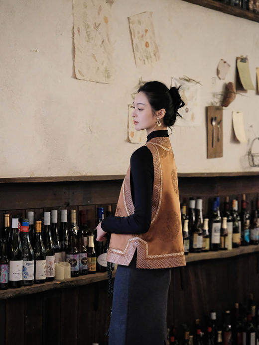 盛唐婧 |中式国风万字纹库缎琵琶襟马甲-古铜色 商品图3