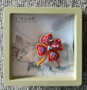 四叶草盘扣胸针