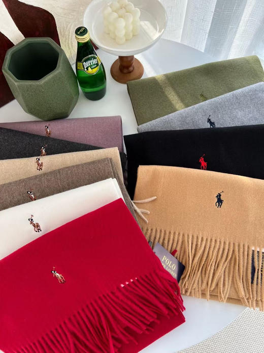 贸易公司渠道，原单正品拉夫劳伦 纯色经典羊绒围巾，小标经典纯色搭配最新彩标logo刺绣！软软的手感水波纹清晰呈现，真的是百搭，随便搭什么衣服都可以！   
十个色。规格:35×185 材料:羊毛 商品图1