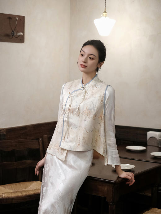 盛唐婧 |斜襟亭台楼阁山水提花马甲-米白 商品图1