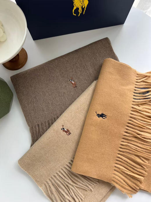 贸易公司渠道，原单正品拉夫劳伦 纯色经典羊绒围巾，小标经典纯色搭配最新彩标logo刺绣！软软的手感水波纹清晰呈现，真的是百搭，随便搭什么衣服都可以！   
十个色。规格:35×185 材料:羊毛 商品图6