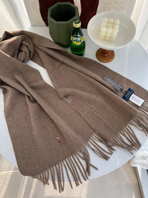 贸易公司渠道，原单正品拉夫劳伦 纯色经典羊绒围巾，小标经典纯色搭配最新彩标logo刺绣！软软的手感水波纹清晰呈现，真的是百搭，随便搭什么衣服都可以！   
十个色。规格:35×185 材料:羊毛 商品图9