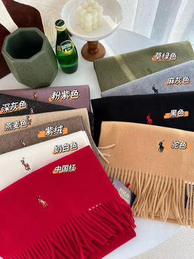 贸易公司渠道，原单正品拉夫劳伦 纯色经典羊绒围巾，小标经典纯色搭配最新彩标logo刺绣！软软的手感水波纹清晰呈现，真的是百搭，随便搭什么衣服都可以！   
十个色。规格:35×185 材料:羊毛