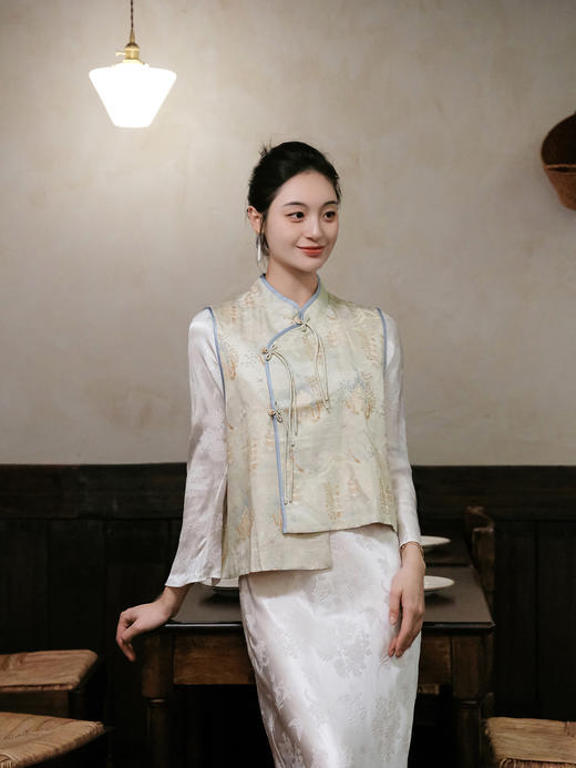 盛唐婧 |斜襟亭台楼阁山水提花马甲-淡绿 商品图3