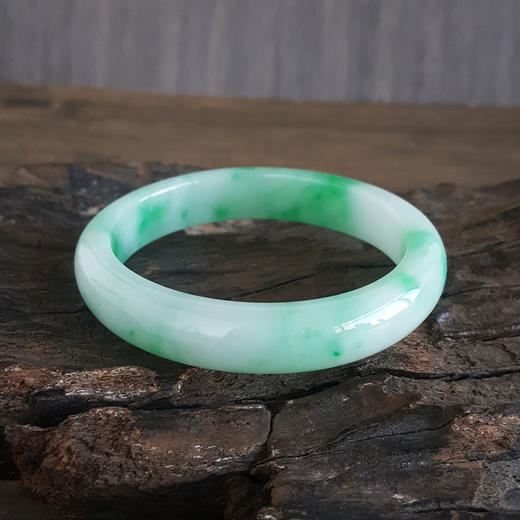 【天然正品】A货翡翠天然收藏级无纹裂糯种飘阳绿55号翡翠手镯条宽：11.4*7.5MM（皆取最大值）55号女士现售价：48800！220125XY30 商品图4