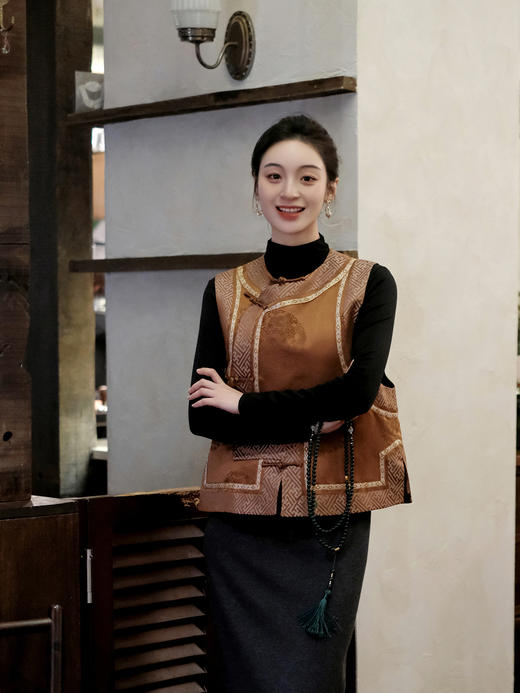 盛唐婧 |中式国风万字纹库缎琵琶襟马甲-古铜色 商品图4