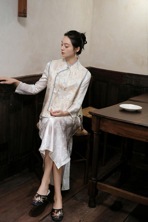 盛唐婧 |斜襟亭台楼阁山水提花马甲-米白 商品图4