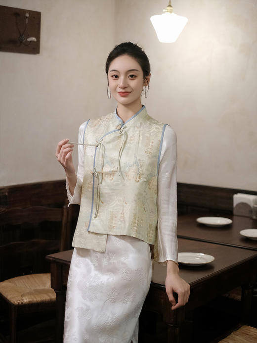 盛唐婧 |斜襟亭台楼阁山水提花马甲-淡绿 商品图1