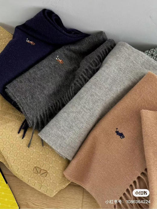 贸易公司渠道，原单正品拉夫劳伦 纯色经典羊绒围巾，小标经典纯色搭配最新彩标logo刺绣！软软的手感水波纹清晰呈现，真的是百搭，随便搭什么衣服都可以！   
十个色。规格:35×185 材料:羊毛 商品图14