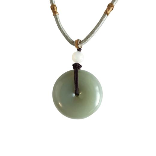 【天然正品】天然新疆籽料平安扣造型和田玉青玉吊坠项链25.6*25.6*9.9MM（皆取最大值）中性款现售价：1180特价！031224NJM19 商品图0