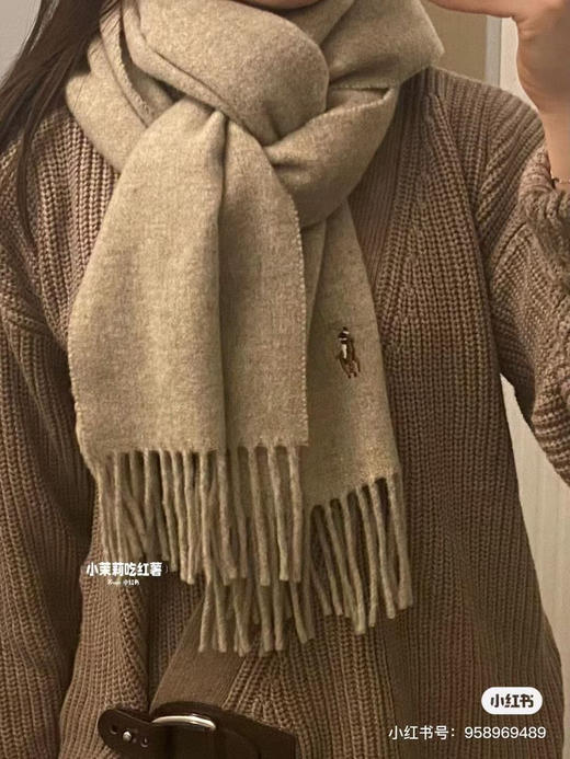 贸易公司渠道，原单正品拉夫劳伦 纯色经典羊绒围巾，小标经典纯色搭配最新彩标logo刺绣！软软的手感水波纹清晰呈现，真的是百搭，随便搭什么衣服都可以！   
十个色。规格:35×185 材料:羊毛 商品图13