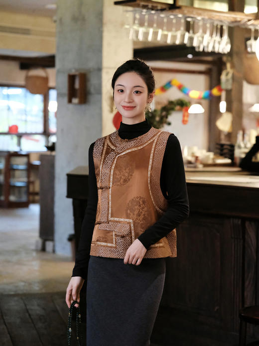 盛唐婧 |中式国风万字纹库缎琵琶襟马甲-古铜色 商品图1