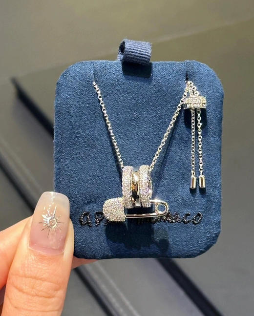 【礼盒礼袋】APM Monaco 别针小蛮腰项链精致锁骨链 商品图8