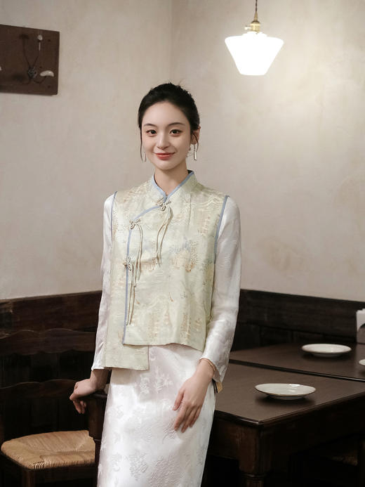 盛唐婧 |斜襟亭台楼阁山水提花马甲-淡绿 商品图0