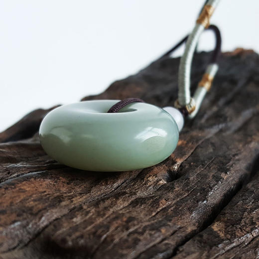 【天然正品】天然新疆籽料平安扣造型和田玉青玉吊坠项链25.6*25.6*9.9MM（皆取最大值）中性款现售价：1180特价！031224NJM19 商品图5