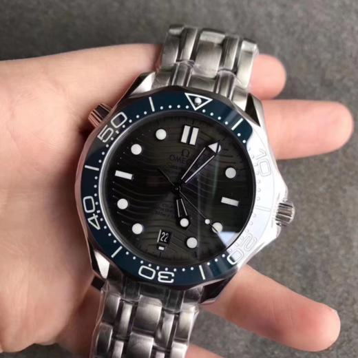 欧米茄海马300米潜水表终于面市！没错！清晰的波浪纹字面让海马300系列成为了潜水腕表中的高逼格，并附赠北约陆军用布带！ 商品图12