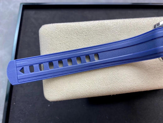 欧米茄海马300米潜水表终于面市！没错！清晰的波浪纹字面让海马300系列成为了潜水腕表中的高逼格，并附赠北约陆军用布带！ 商品图11