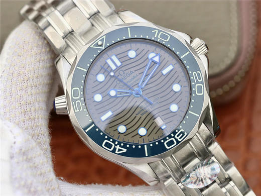 欧米茄海马300米潜水表终于面市！没错！清晰的波浪纹字面让海马300系列成为了潜水腕表中的高逼格，并附赠北约陆军用布带！ 商品图5