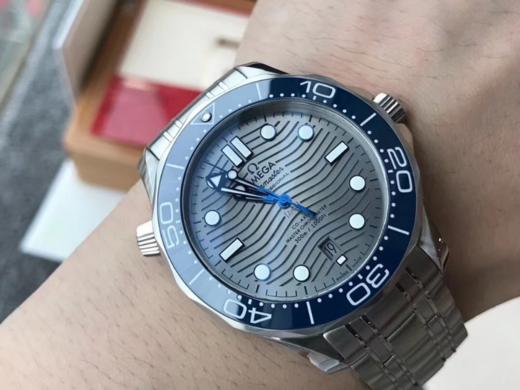 欧米茄海马300米潜水表终于面市！没错！清晰的波浪纹字面让海马300系列成为了潜水腕表中的高逼格，并附赠北约陆军用布带！ 商品图0