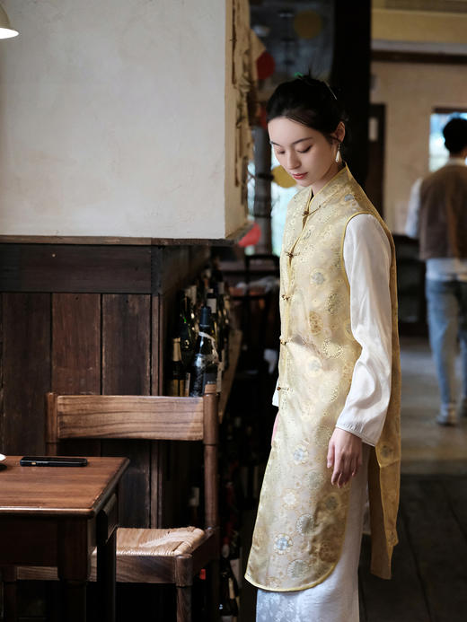 盛唐婧 |真丝宋锦花罗圆形花卉长马甲 商品图6