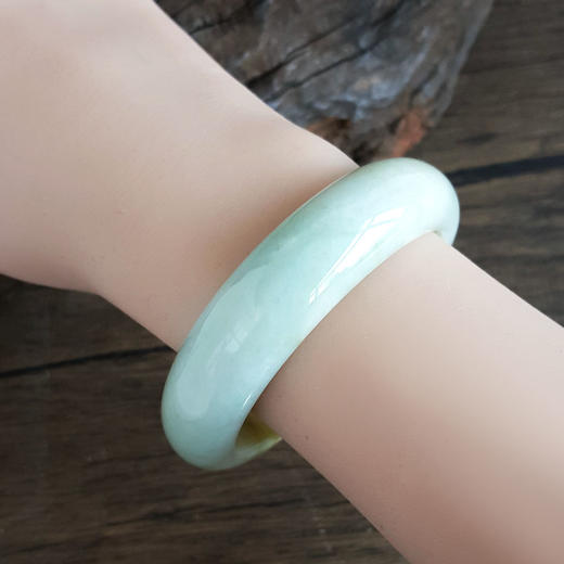 【天然正品】A货翡翠天然精品细腻无杂裂糯种飘黄翡54号翡翠手镯女士现售价：3280！220125NJM15 商品图8