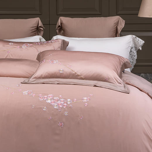 多喜爱 60S兰精天丝刺绣四件套 蝶梦翩翩 丝滑 亮泽真丝 奥地利进口兰精天丝 莱赛尔纤维 高密天丝 精美刺绣专利床单 兰花礼盒装 商品图2