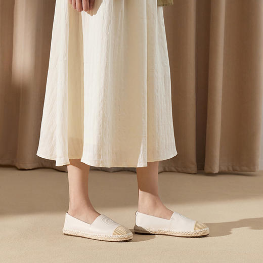 千百度编织休闲渔夫鞋女草编底平底真皮舒适浅口单鞋A25196821 商品图1