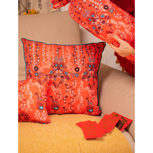 节日的花园系列异形抱枕靠垫圆柱睡抱枕金鱼蝴蝶春节喜庆新中式棉可拆洗 商品图3