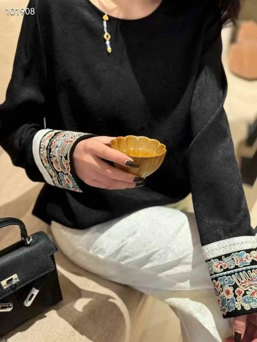 暗花纹袖口重工刺绣国风长袖衫 9621020010 商品图2